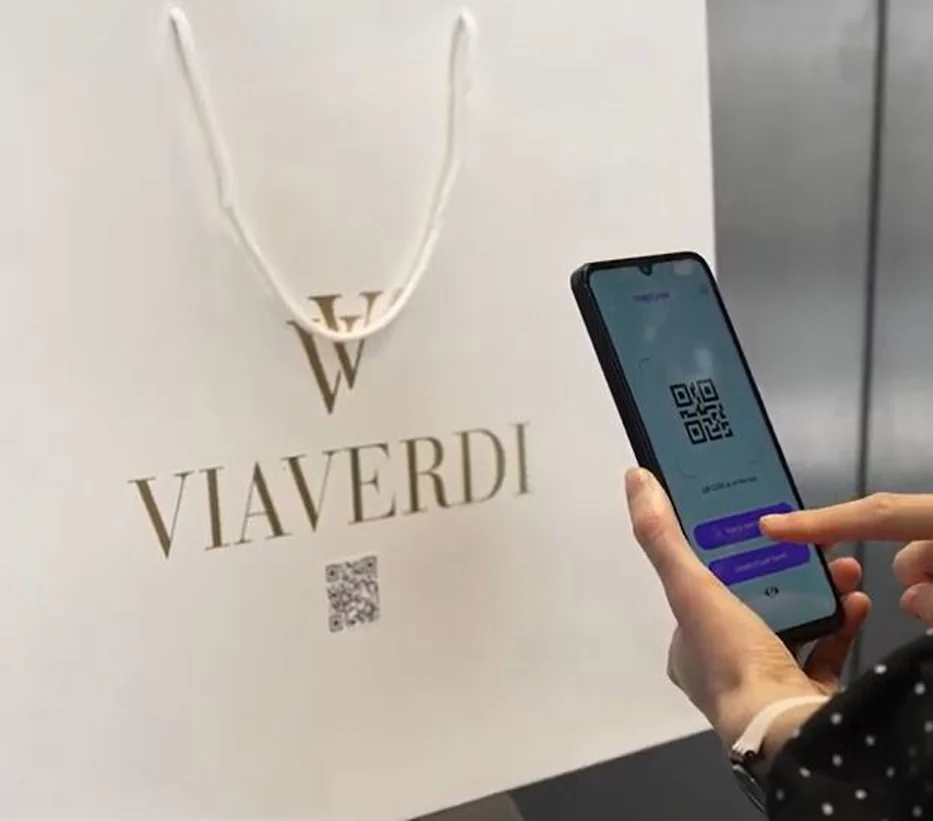 MagiQeye bag with QR identity being scanned by a customer
